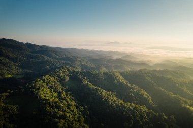 Hava manzaralı Dağlar ve sabah sisi