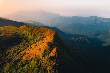 Mae Hong Son, Tayland 'daki dağların hava manzarası, yüksek açılı dağ yürüyüşü ve doğa arkaplan görüntüsü.