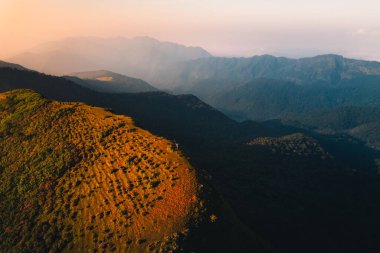 Mae Hong Son, Tayland 'daki dağların hava manzarası, yüksek açılı dağ yürüyüşü ve doğa arkaplan görüntüsü.