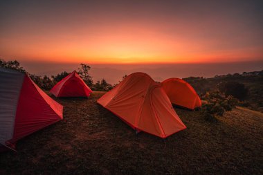 Dağda kamp çadırı, yaz aylarında yürüyüş, yürüyüş ve doğa geçmişi.