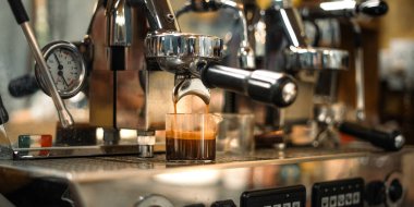 Espresso makinesi kahveye sıcak kahve koyuyor, sıcak kahve yapıyor. 