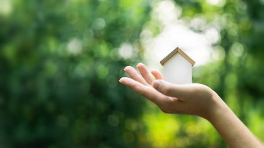 Çevre dostu ev kavramı, ipotekli gayrimenkul kavramı. kopyalama alanı, kopyalama alanı, ahşap ev dekorasyonu elde yeşil doğal arka plan