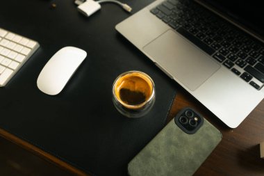 Evdeki masada, laptopta ve bilgisayarda bardakta çekilmiş kahve..