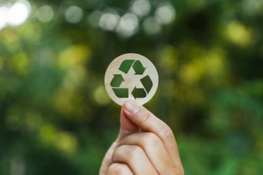 Sürdürülebilir çevre geri dönüşümü ve doğa korunumu Geri dönüşüm işaretli doğal bulanık arkaplan