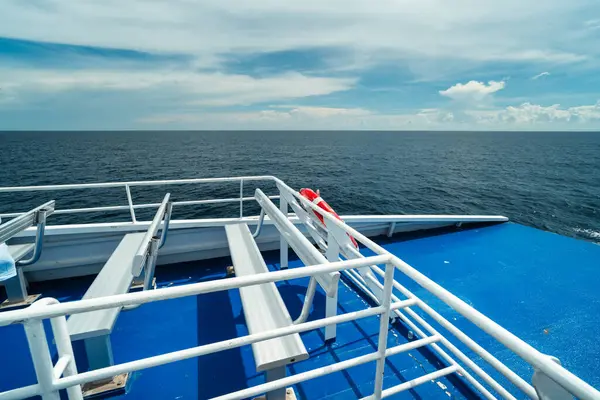 Okyanus taşımacılığı ve turizm gemisinin güvertesindeki koltuklar