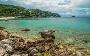 Bir körfezin yaz tatili manzarası ve Koh Tao 'da kayalar ve mercanlarla dolu açık mavi plaj..