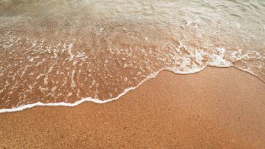 Plaj ve deniz suyu, tropik plaj, küçük dalgalar.