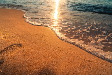 Kumsalda sabah kum, yaz, tropikal deniz