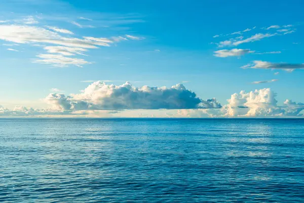 Mavi Okyanus, Su Yüzeyi ve Mavi Gökyüzü, Su arkaplan dokusu. Gün batımında deniz yüzeyi.