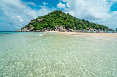 Tropik deniz ve adalar, kristal berrak su ve Koh Nang Yuan sahilleri.