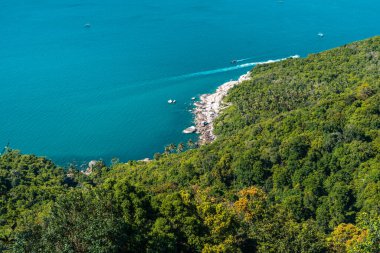 Şişe Sahili 'nin enfes bir havası, yemyeşil ormanların sardığı, gök mavisi gökyüzüne karşı canlı turkuaz sularla dolu, Tayland, Koh Phangan' da bir yaz günü..
