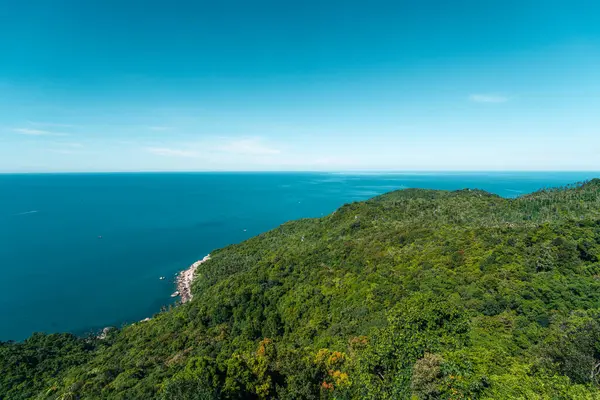 Şişe Sahili 'nin enfes bir havası, yemyeşil ormanların sardığı, gök mavisi gökyüzüne karşı canlı turkuaz sularla dolu, Tayland, Koh Phangan' da bir yaz günü..