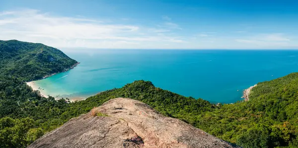 Şişe Sahili 'nin enfes bir havası, yemyeşil ormanların sardığı, gök mavisi gökyüzüne karşı canlı turkuaz sularla dolu, Tayland, Koh Phangan' da bir yaz günü..