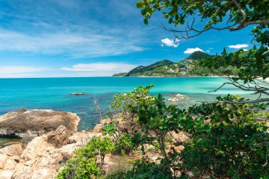 Yazın Koh Samui 'nin görkemli manzarası kayalar ve yemyeşil tropikal bitki örtüsüyle zıt kristal berrak mavi suları ortaya çıkarıyor..
