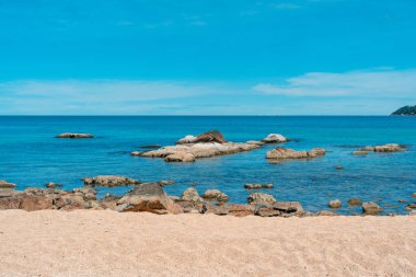 Sahil cenneti, Tayland 'ın dingin ve güzel sahili, ufka uzanan turkuaz denizi güzel beyaz kumlara ve berrak gökyüzüne karşı sergiliyor.