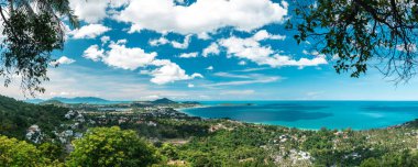 Koh Samui 'nin muhteşem panoramik manzarası sarmal kıyı şeridi ve yemyeşil ormanlarla çelişiyor tepeler ve vadileri kaplıyor.