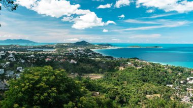 Koh Samui 'nin muhteşem panoramik manzarası sarmal kıyı şeridi ve yemyeşil ormanlarla çelişiyor tepeler ve vadileri kaplıyor.