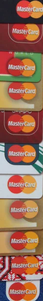 Chernihiv ウクライナ February 2020 ウクライナ マスターカードブランドのロゴが付いた異なるクレジットカード 多くのマスターカードクレジットカードを閉じます マスターカードのプラスチック銀行カード 国際決済システム — ストック写真