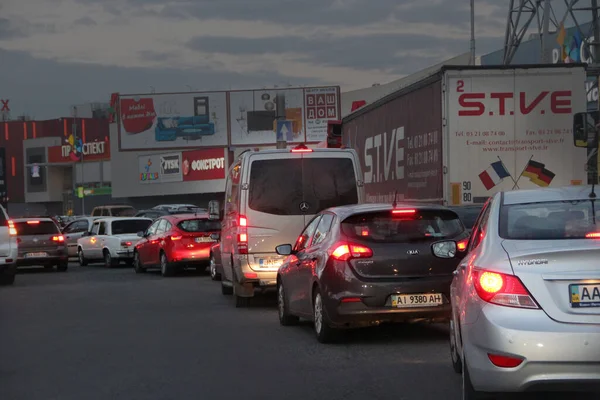 Kiev Oekraïne September 2018 Spitsuur Avondstad Auto Met Koplampen Lichten — Stockfoto