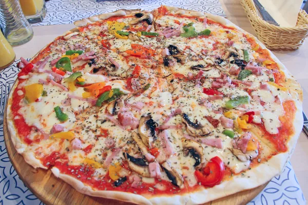 Färsk Aptitretande Pizza Kartong Stor Piza Redo Att Äta Skivor — Stockfoto