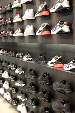 Chernihiv - Ukrayna - 02 Şubat 2020 - Ukrayna: Boyama dükkanı. Spor mağazasının rafında spor ayakkabıları. Rahat spor ayakkabıları. Modern ayakkabılar. Spor ayakkabılar. Gençlik tarzı