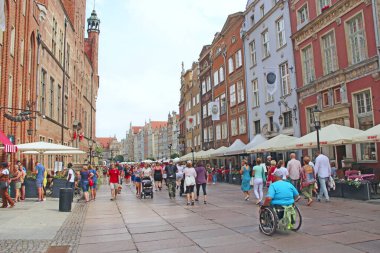 Gdansk - Polonya. 21 Haziran 2019: Gdansk 'ta modern mimari. Şehir caddesinde trafik vardı. Avrupa şehri. Gdansk caddesinde yürüyen Avrupalı turistler. İnsanlar güzel bir mimariyle şehir caddesinde yürüyor.