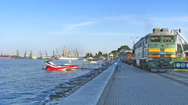 ベルディヤンスク ウクライナ21 6月2012 ベルディヤンスクのアゾフ海の堤防に沿って電車に乗る ベルディアンスクのウクライナの都市のパノラマ — ストック写真