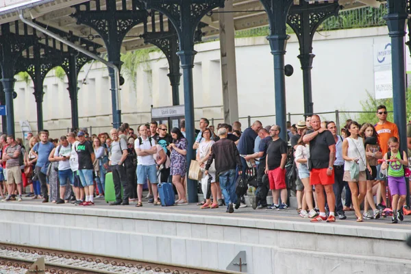2019年7月27日 周五尖峰时间 等火车的人太多了 火车站的尖峰时刻 排队的人 — 图库照片