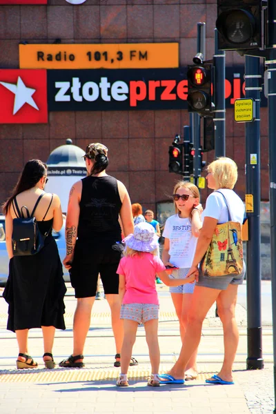 Lodz Polónia Junho 2019 Pessoas Cruzam Encruzilhada Travessia Pedestres Cidade — Fotografia de Stock