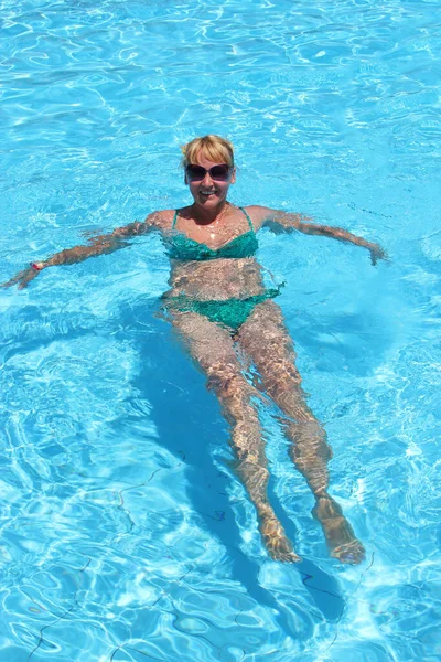 Mulher Atraente Relaxando Nadando Piscina Durante Férias Menina Feliz Jovem — Fotografia de Stock