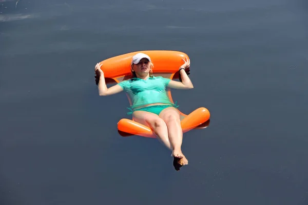 Mulher Moderna Maiô Balançando Rede Água Desfrutando Férias Verão Menina — Fotografia de Stock