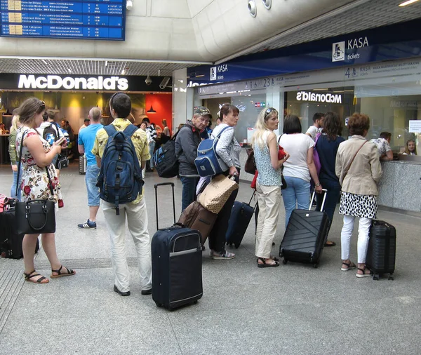 바르샤바 폴란드 2019 박스오피스 승차권을 사람들 기다리는 사람들 기차역 오피스에서의 스톡 이미지