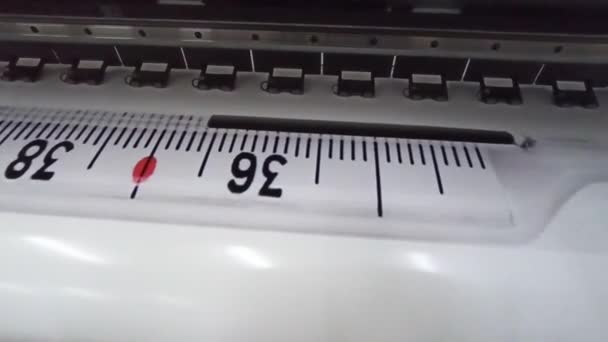 의인쇄는 형태로 오라클 포르토 과정에서 책임자 스티커를 온도계 사진을 인쇄하는 — 비디오