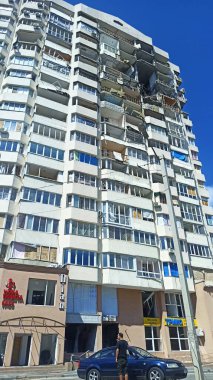 Chernihiv - Ukrayna. 08 Mart 2022: Chernihiv 'deki çok katlı topçu mermisi tarafından vurulduktan sonra çok katlı bir binanın duvarında yıkım meydana geldi. Rusya-Ukrayna Savaşı sırasında harap olmuş apartman binası