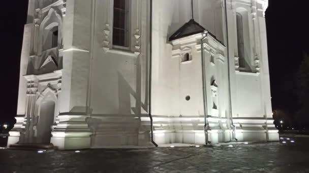 Чудовий Краєвид Міста Церквою Світлі Ліхтарів Славонська Церква Ввечері Вечірнє — стокове відео