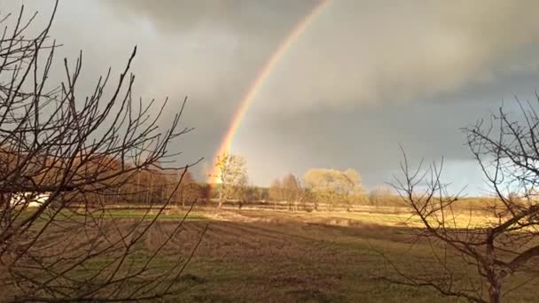 Luminoso Arcobaleno Cielo Con Nuvole Sopra Campo Rurale Paesaggio Naturale — Video Stock