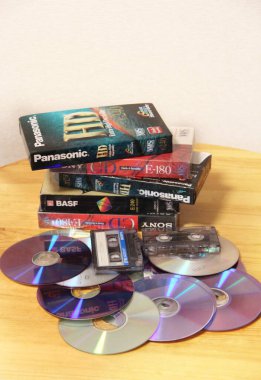 Chernihiv - Ukrayna. 26 Ekim 2022: CD 'ler, kasetler, mikrofon, karaoke, müzik merkezi. 90 'ların hobisi. 1990 'larda müzik tutkusu. Müzik taşıyıcıları. 1990 'ların özellikleri. Diskleri ve ses bantlarını sıkıştır.