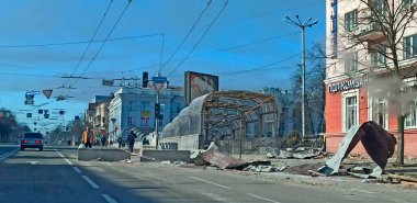 Chernihiv - Ukrayna. 15 Mart 2022: Topçu mermisi isabet ettikten sonra çok katlı binanın tahrip edilmesi. Savaş sırasında Ukrayna 'da yıkılan yüksek binaların olduğu cadde. Rusya, Ukrayna 'nın tam ölçekli işgali