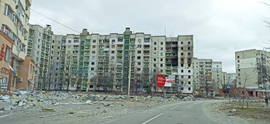 Topçu mermisi isabet ettikten sonra çok katlı binanın tahrip edilmesi. Savaş sırasında Ukrayna 'da yıkılan yüksek binaların olduğu cadde. Rusya, Ukrayna 'nın tam ölçekli işgali