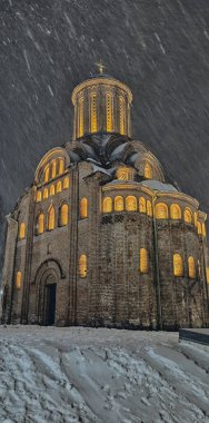 Gece gökyüzünün arka planında aydınlanmış kilise kubbeleri. Gece aydınlatma kilisesi. Gece kilisenin güzel binası