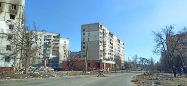 Chernihiv - Ukrayna. 15 Mart 2022: Topçu mermisi isabet ettikten sonra çok katlı binanın tahrip edilmesi. Savaş sırasında Ukrayna 'da yıkılan yüksek binaların olduğu cadde. Rusya, Ukrayna 'nın tam ölçekli işgali