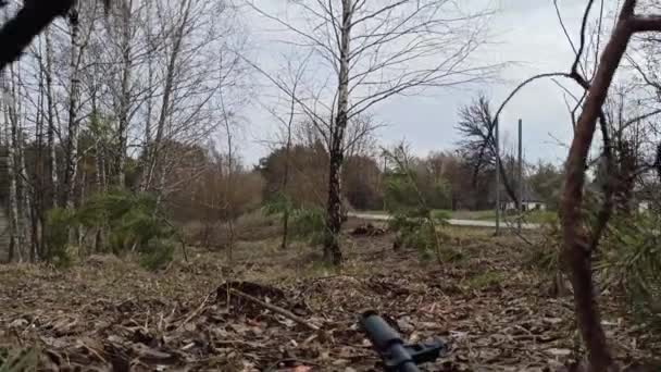 Een Hinderlaag Het Bos Met Kalashnikov Aanvalsgeweer Positie Verdediging Oorlogen — Stockvideo