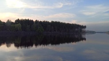 Akşam Dinyeper nehri, bir sürü ağaç ve sarp kıyıları olan güzel bir manzara. Ağaçlarla çevrili yaz nehri. Ormanda akan nehir manzarası. Geniş nehir Dinyeper 'ı. Ukrayna 'nın en büyük nehri Dinyeper