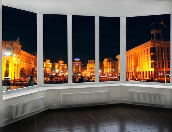 キエフへのウィンドウと夜景の近代的なフレーム 部屋の窓からナイトシティキエフ 街の風景 ヨーロッパの都市の夜のパノラマ 寝室の窓から見たMaidan Nezalezhnosti ウクライナの首都 ストック画像