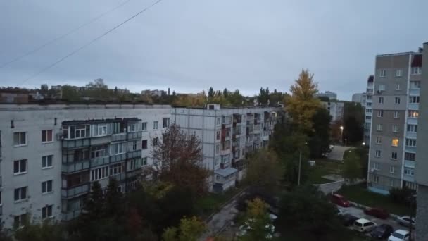 乌克兰夜间城市的空袭 对乌克兰的空袭在乌克兰战争期间 警笛在夜晚的城市里响起 对该市住宅区的空袭 — 图库视频影像