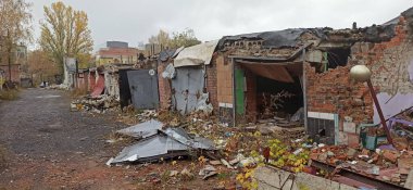 Ukrayna 'daki savaş sırasında yıkılan garajlarda yanmış arabalar. Parçalanmış arabalar. Ukrayna 'daki Rus şehir ordusunun bombalanmasından sonra yakıldı. Rus-Ukrayna Savaşı. Savaş sırasında yıkılan binalar ve arabalar