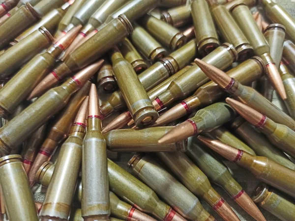 Cartuchos Para Espingarda Kalashnikov Conceito Guerra Pilha Cartuchos Com Balas — Fotografia de Stock