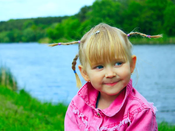 赤ちゃんの笑顔川の近くでいい格好で女の子 女の子の顔 — ストック写真