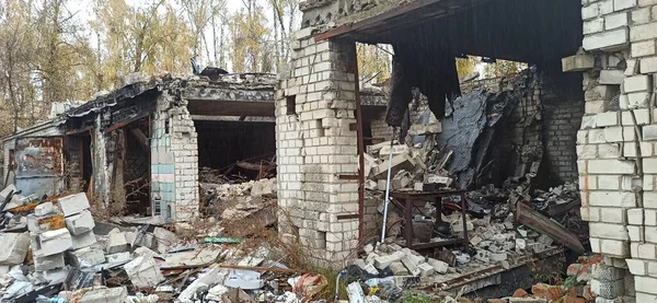 在切尔尼赫夫 一座多层建筑在被炮弹击中后 其墙壁被毁 炮弹击中该建筑 俄乌战争期间破旧的公寓楼 — 图库照片