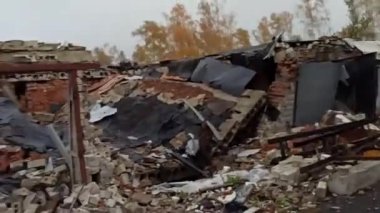 Ukrayna 'daki savaş sırasında yıkılan garajlarda yanmış arabalar. Parçalanmış arabalar. Ukrayna 'daki Rus şehir ordusunun bombalanmasından sonra yakıldı. Rus-Ukrayna Savaşı. Savaş sırasında yıkılan binalar ve arabalar